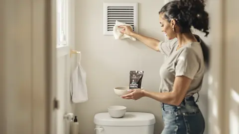 ‘Ik ontdekte tips voor mijn raamloze toilet’: simpele handelingen die de lucht en sfeer in mijn kleine badkamer hebben veranderd.
